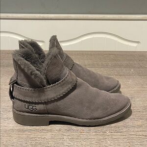 UGG McKay Fixed Strap Suede Ankle Bootie Size 7.5